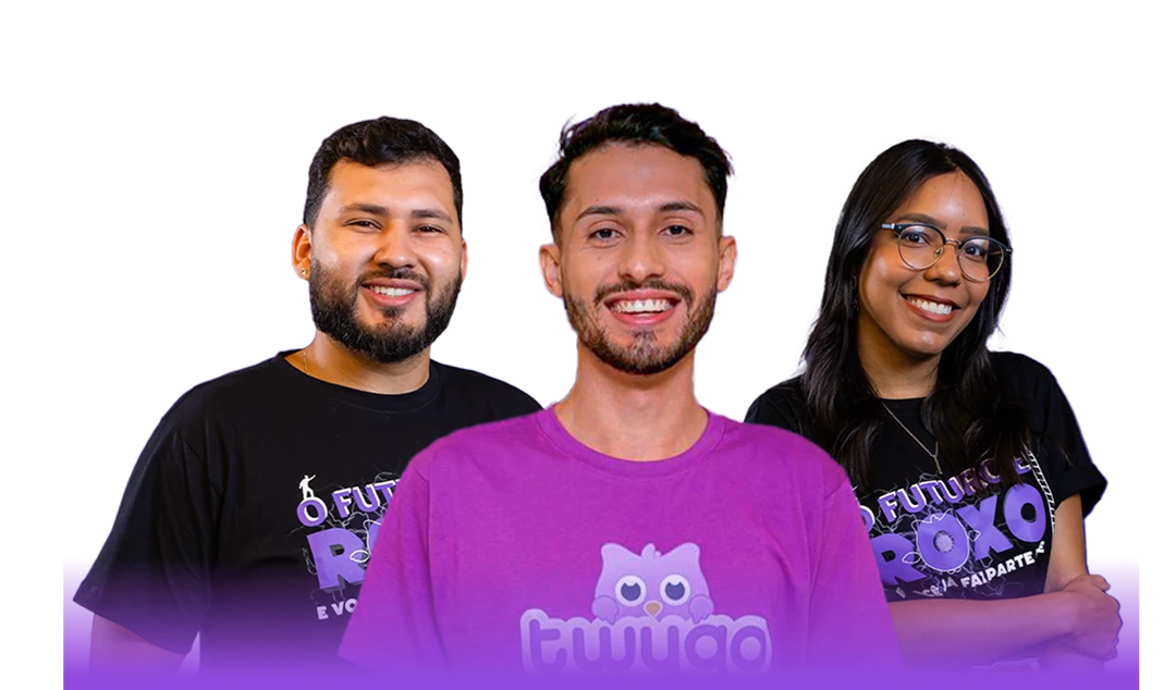 Três jovens sorridentes em camisetas da marca Twygo LMS, destacando a cultura e inclusão no ambiente digital. Presença marcante da educação corporativa.