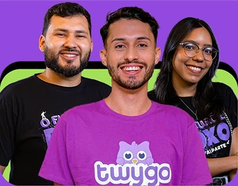 Três jovens sorridentes em camisetas da marca Twygo LMS, destacando a cultura e inclusão no ambiente digital. Presença marcante da educação corporativa.